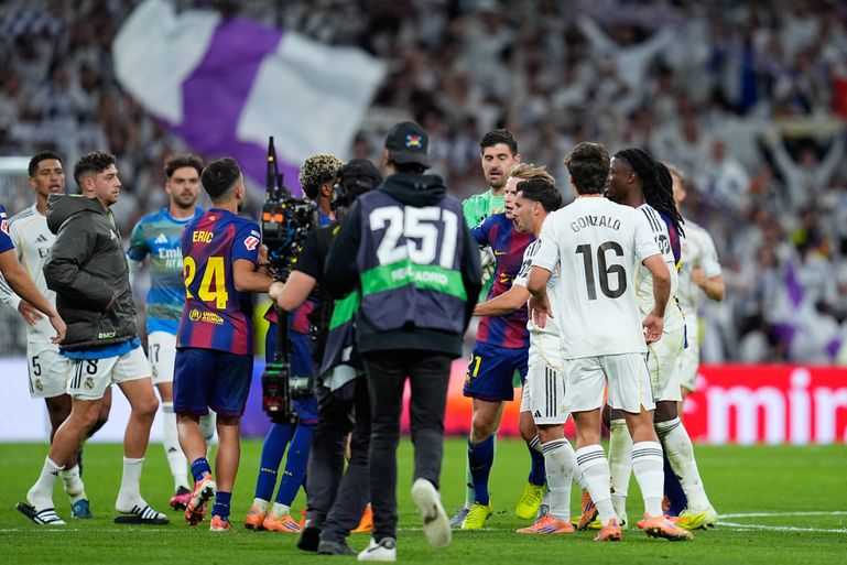 Lamine Yamal of FC Barcelona, Barca fight with Daniel Carvajal of Real Madrid CF || Image credit: Imago