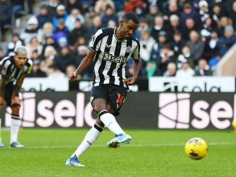 Alexander Isak opened the scoring from a penalty kick.  (Image: PL)