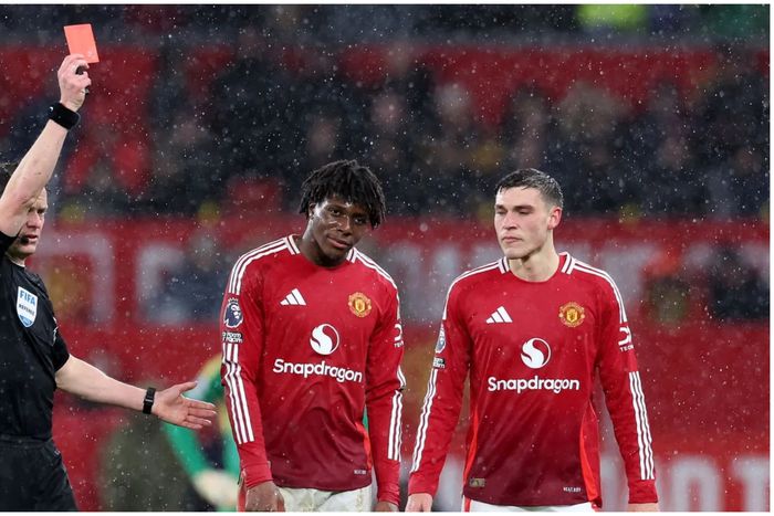 Patrick Dorgu sent off for Man United against Ipswich.