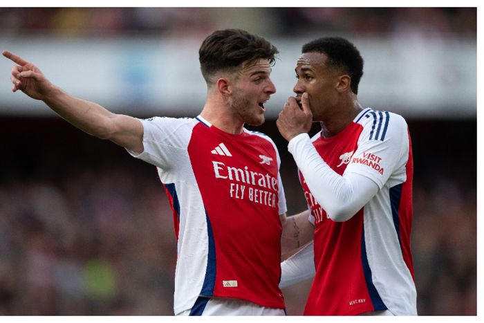 Arsenal players seen confronting each other