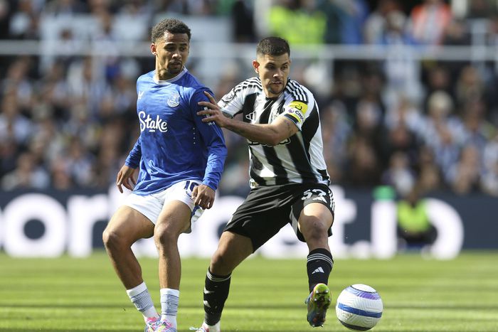 Bruno Guimarães of Newcastle tussles with Iliman Ndiaye of Everton | Image credits: Imago