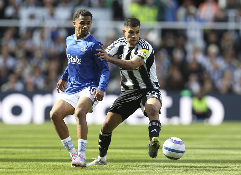 Bruno Guimarães of Newcastle tussles with Iliman Ndiaye of Everton | Image credits: Imago