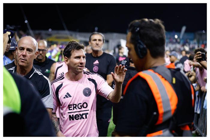 Messi pushed to the ground by security guard