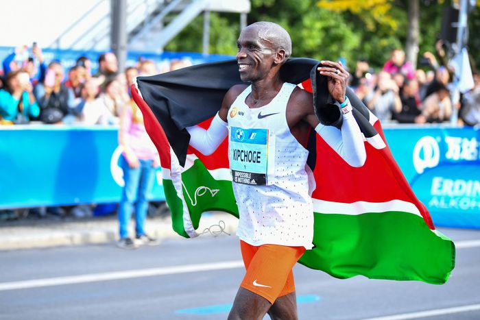 Kipchoge celebrating victory