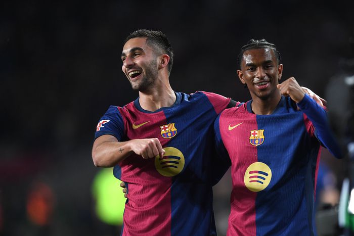 Ferran Torres and Alejandro Balde celebrate Barcelona's opening goal against Osasuna | Imago