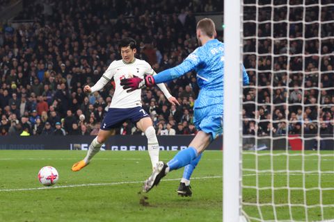 Manchester United blow two-goal lead against managerless Tottenham