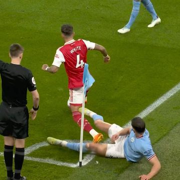 Former Premier League referee backs Micheal Oliver’s decision on Dias tackle