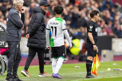 Liverpool s substitute Mohamed Salah and manager Jürgen Klopp exchange words during the FA Premier League match between West Ham United FC and Liverpool FC at the London Stadium.