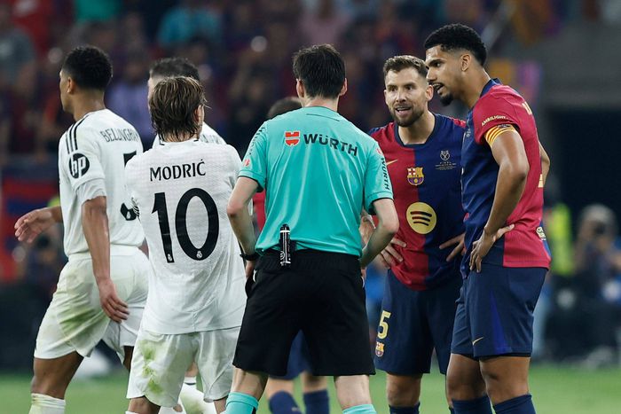 Ãnigo Martinez of Barcelona talks to Referee Ricardo de Burgos Bengoetxea Barcelona v Real Madrid, Copa del Rey, Final, Football, Estadio La Cartuja de Sevilla, Seville, Spain - 26 Apr 2025 Copyright: xRubenxAlbarran Shutterstockx 15269678eo
