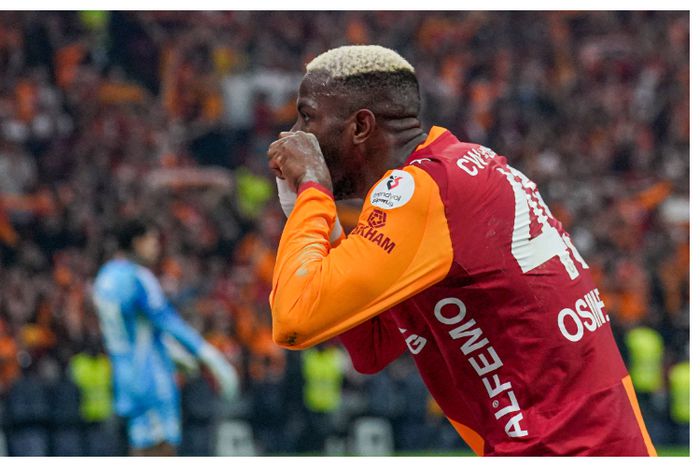 Osimhen in taunting Fenerbahçe fans || Imago
