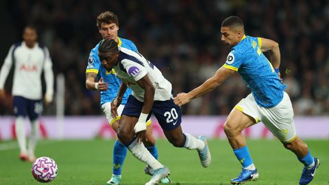 Ghana's Mohammed Kudus sandwiched by two Wolves defenders.