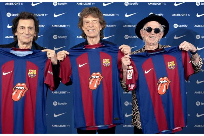 Rolling Stones band hold the El Clasico kit.