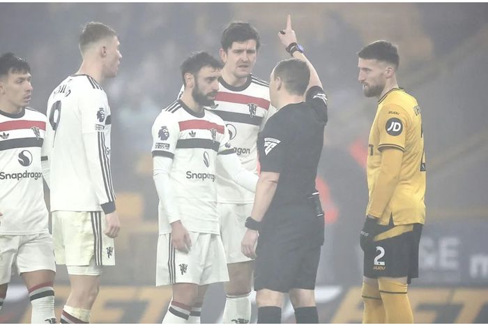 Rasmus Hojlund with his Manchester United teammates during the game against Wolves.