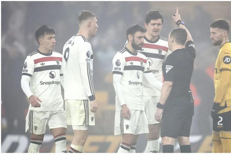 Rasmus Hojlund with his Manchester United teammates during the game against Wolves.