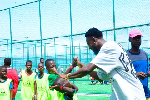 I'm happy doing this - Wilfred Ndidi spends Boxing Day with Ajegunle children