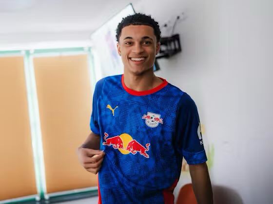 Ayodele Thomas signs for Leipzig || X