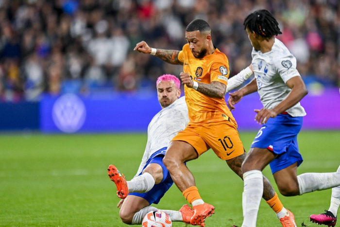 Antoine Greizmann and Jules Kounde tackle Memphis Depay
