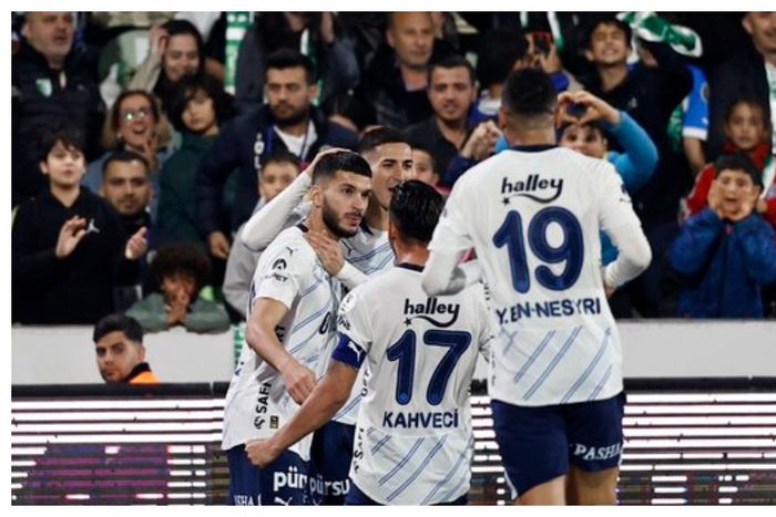 Fenerbahce puts pressure on Galatasaray in title race