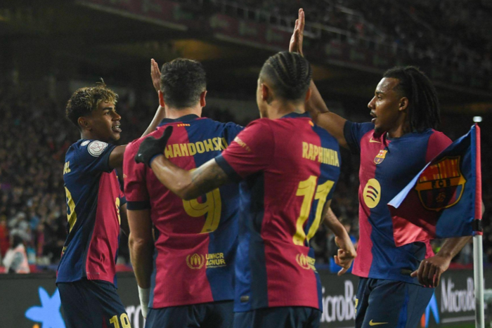 Lewandowski celebrataes a goal with Lamine Yamal Kounde and Raphinha || Image credit: Imago