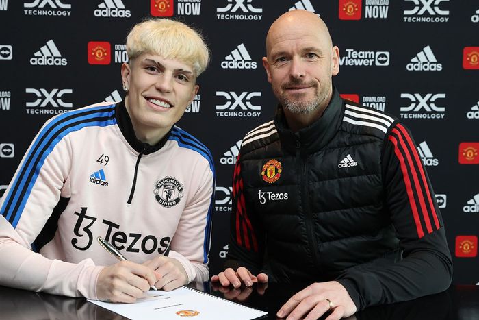 Alejandro Garnacho signs new Manchester United contract