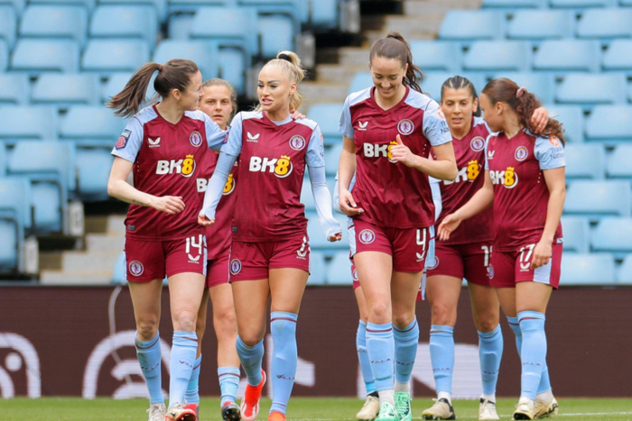 Players of Aston Villa celebrate as Alisha Lehmann (7 Aston Villa) scores her team s first goal during the FA Womens Super League match between Aston Villa and West Ham United at Villa Park (Promediapix / SPP)