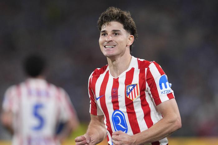 Aguero backs Alvarez for Barcelona move