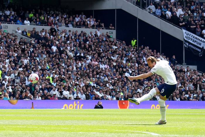 Harry Kane scores a freekick against Brentford