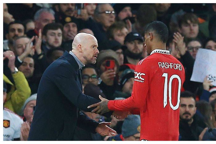 Manchester United's Erik Ten Hag gives instructions to Marcus Rashford during a game.