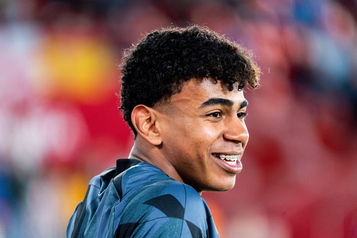 Barcelona youngster LAMINE YAMAL wins LALIGA Young Player of the Season || Image credit: Imago