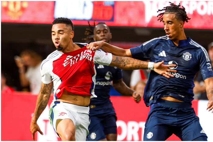 Gabriel Jesus of Arsenal battles with Man United new star Leny Yoro during the game. (Image: Imago)