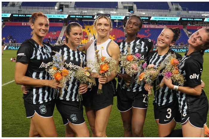 Onumonu was given flowers along with the Gotham stars who participated in the World Cup. Image Credit - Twitter/Gotham FC
