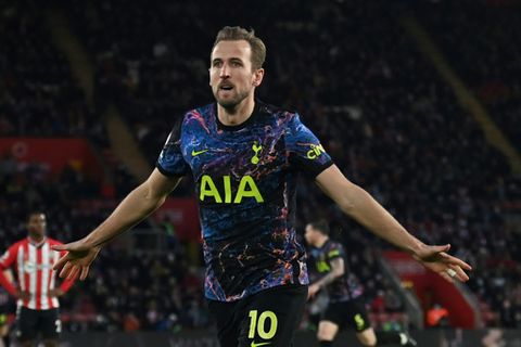 Spurs held by 10-man Saints as West Ham sink Watford