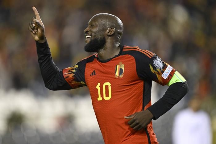 Lukaku completes move to Fenerbahce