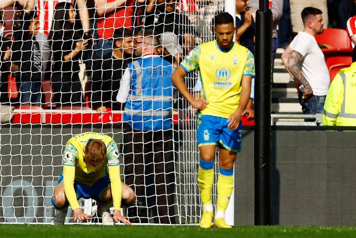 Nottingham Forest players dejected after their defeat to Brentford