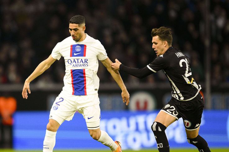 Achraf Hakimi in action for PSG.