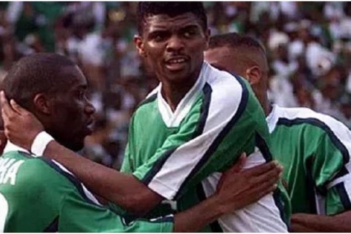 Super Eagles legends Jay Jay Okocha and Kanu Nwankwo ranked by Ola Aina.