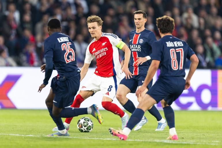 PSG vs Arsenal in UCL action