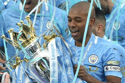 Fernandinho signs Man City contract extension