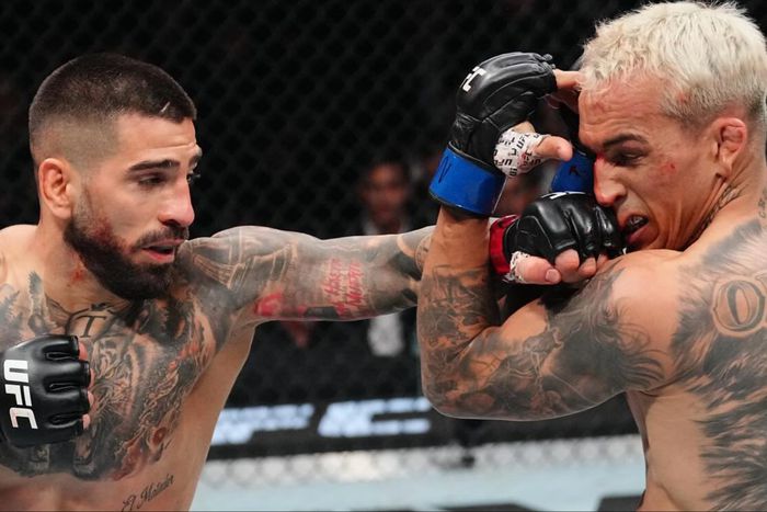 In Las Vegas, Ilia Topuria becomes a 2-division champion, knocking out Charles Oliveira in Round 1 at UFC 317.