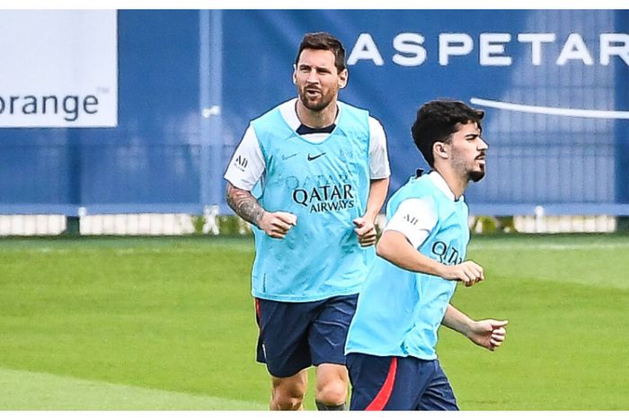 Messi and Vitinha Face to Face