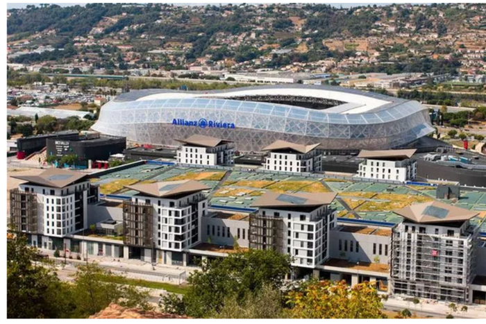 An unnamed footballer in France is attempting to jump off a bridge |Pulsesports.ng