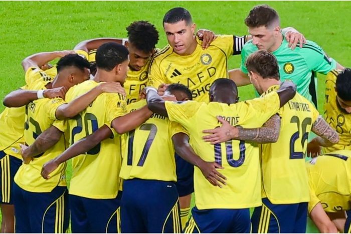 Cristiano Ronaldo speaking to Al Nassr players during the King's Cup vs Al-Ittihad.