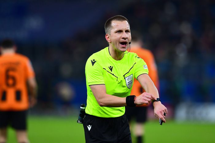 Referee Frankowski Bartosz points at his watch during the UEFA Champions League game between Shakhtar Donetsk and Royal Antwerp FC