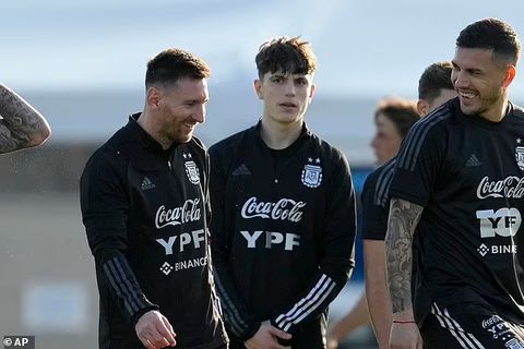 Lionel Messi in Argentina training with Leandro Paredes and Alejandro Garnacho