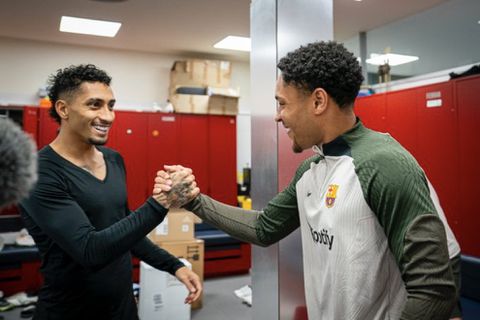 Barcelona new signing Victor Roque meets teammates|| X