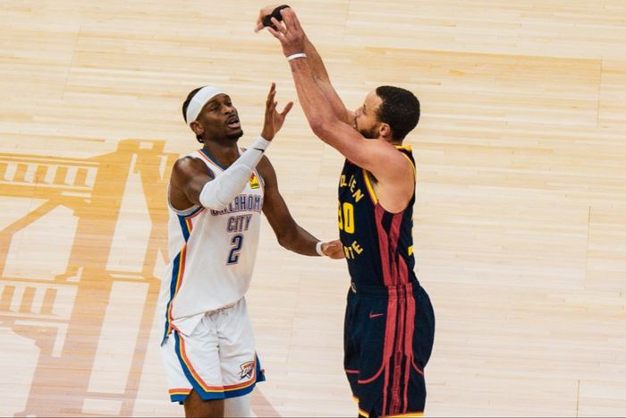 Stephen Curry's comes up clutch as Golden State Warriors ruin 52 points by Shai Gilgeous-Alexander in the victory against Oklahoma City Thunder.