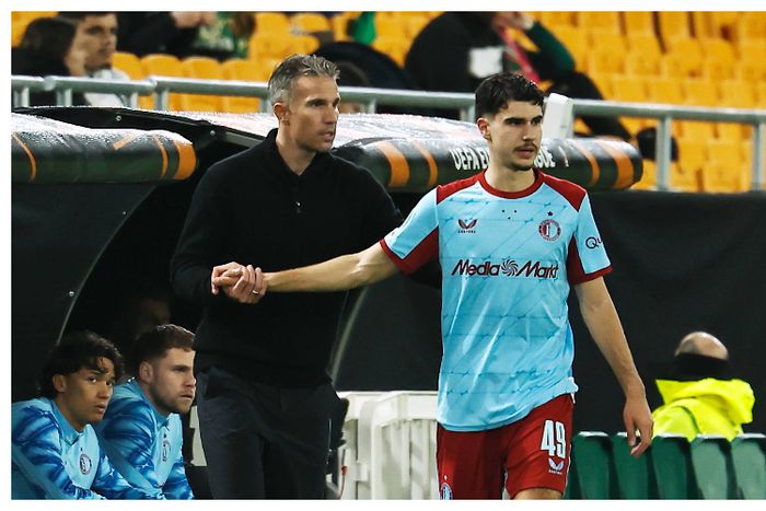 Van Persie consoles son after sustaining knee injury