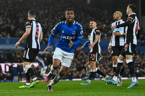 Late Iwobi winner inches Everton closer to safety