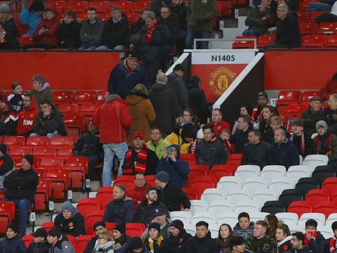 Manchester United's debt reaches nearly £1bn