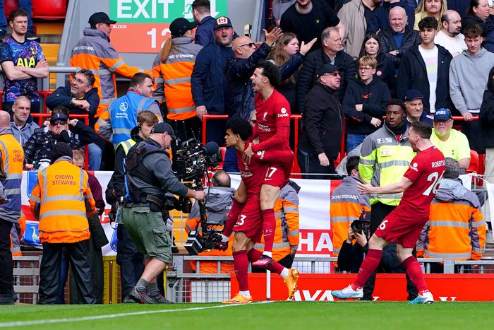 Liverpool survives Tottenham's late comeback